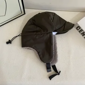 Dettaglio del cappello invernale con fodera in pile grigio e cinturino sottogola