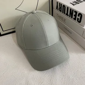Primer plano de gorra de béisbol de algodón verde claro con textura de sarga y costuras