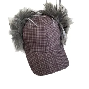 Chapeau de trappeur à carreaux marron pour femme avec fausse fourrure grise et doublure