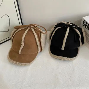 Dicke Winter-Fliegermütze aus Wildleder mit Lammfellfutter in Schwarz und Braun