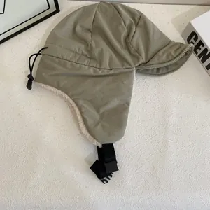 Cappello da aviatore verde militare con fodera in pile bianco e guscio antivento