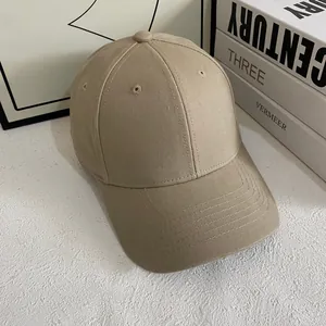 Primer plano detallado de la gorra de béisbol de algodón caqui con ojales y costuras finas