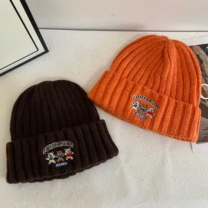 Gorros de punto de canalé grueso en marrón y naranja con bordado de tres ositos