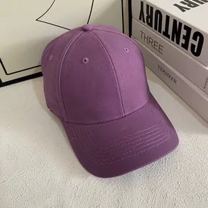 Detalle de gorra de béisbol de algodón violeta con costuras de cinco filas en la visera