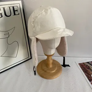 Dettaglio del cappello da aviatore invernale con calda fodera in lana d'agnello e cinturino