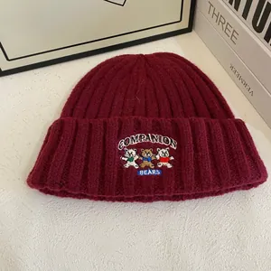 Gorro de punto granate con bordado de tres ositos y el texto « Companion Bears »