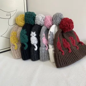 Berretti in maglia in sei colori con pompon e ricamo gatto 3D in primo piano