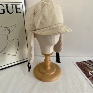 Dettaglio di un cappello da aviatore invernale con fodera in pelliccia e cinturino regolabile