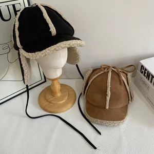 Winter-Uschanka aus Wildlederimitat mit warmem Lammfellfutter in Schwarz und Braun