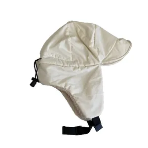 Berretto da aviatore invernale unisex bianco avorio con calda fodera in pile e tessuto antivento