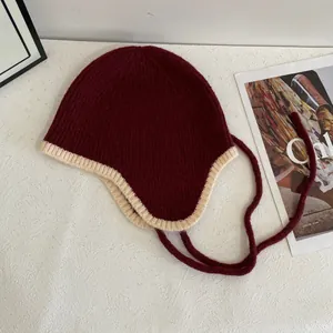 Winter-Strickmütze mit Ohrenschutz und Bindebändern in Weinrot und Cremeweiß