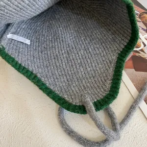 Detaillierte Nahaufnahme der Innenstrickstruktur mit Pflegeetikett und grauen Bändern