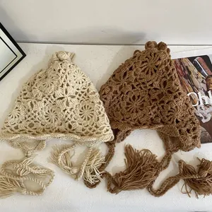 Handgemachter Häkelschal in Creme und Karamell mit Ohrenklappen und Quasten