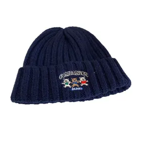 Gorro de punto acanalado azul marino con bordado de tres osos y texto Companion en blanco