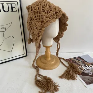 Handgefertigter brauner Häkel-Kapuzenschal mit Quasten-Kordeln und floralem Strickmuster