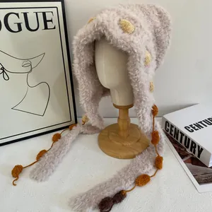 Dikke pluche muts met berenoren en kleurrijke pompons voor winterse warmte
