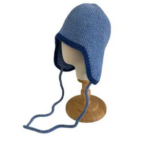 Winter-Strickmütze im Fliegermützen-Stil mit Ohrenklappen und Bindebändern für Damen