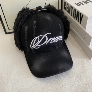 Détail du chapeau denim vintage avec cache-oreilles, broderie Dream et fausse fourrure
