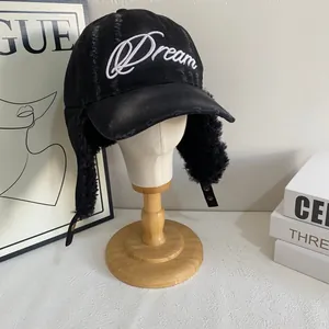 Chapka en denim délavé avec broderie Dream et protège-oreilles en peluche sur un mannequin