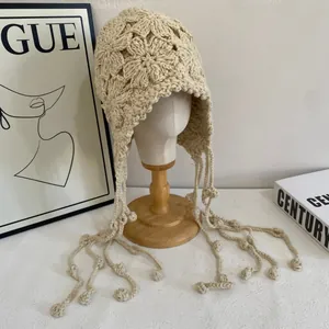 Chapeau d'aviateur crocheté à la main en crème avec fleurs 3D et longues franges