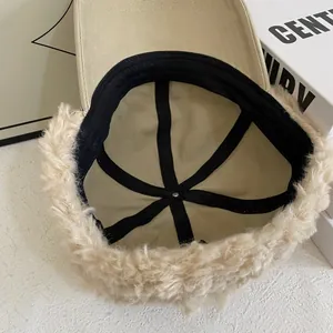Structure interne d'une casquette beige en fausse fourrure avec coutures noires renforcées