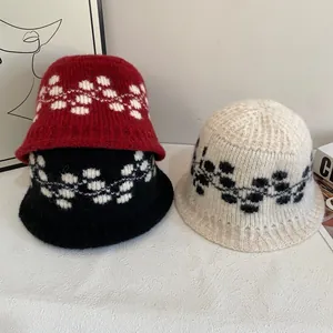Cappello da pescatore vintage in maglia jacquard rosso e nero con quadri invernali