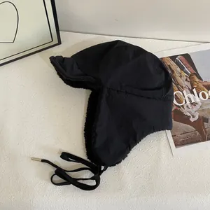 Detailweergave van wintermuts met winddichte stof en warme fleecevoering voor buitenklim