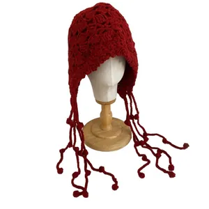 Bonnet au crochet fait main rouge foncé avec motifs floraux et pompons à pampilles