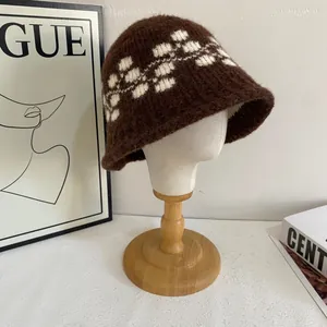 Dettaglio cappello a secchiello in maglia retrò con motivo a scacchi marrone e morbido