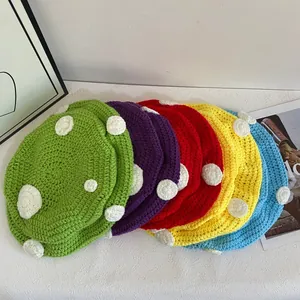 Berretti a fungo fatti a mano all'uncinetto con pois in cinque vivaci colori autunno-inverno