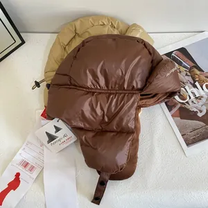 Dettaglio dei cappelli da aviatore in nylon trapuntato con calda fodera in pile