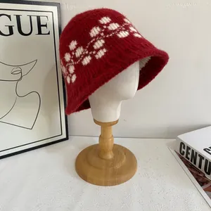 Dettaglio della trama del cappello alla pescatora in maglia rosso scuro con jacquard bianco