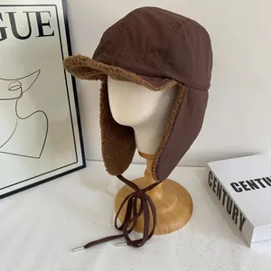 Donkerbruine wintermuts met warme imitatie lamswol voering en winddichte buitenkant