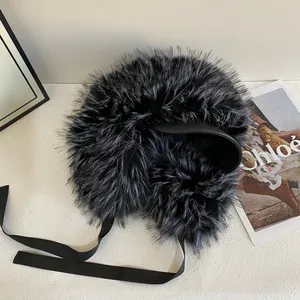 Dettaglio di un cappello in ecopelliccia nera con texture soffice e nastri di raso