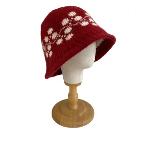 Cappello a secchiello vintage in maglia jacquard rosso scuro con motivi pixel bianchi