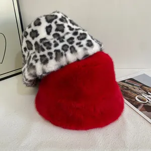 Detail van luxe imitatiebont vissershoeden in luipaardprint en rood voor winter