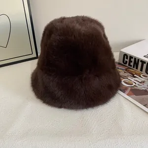 Detailopname van de donkerbruine pluche vissershoed op een minimalistische weergave