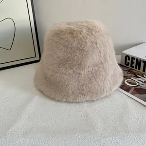Detailopname van een zachte pluche bucket hat in beige met warme en pluizige textuur