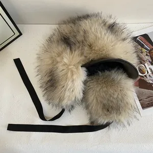 Dettaglio del cappello da aviatore in ecopelliccia con visiera in pelle e nastri lunghi