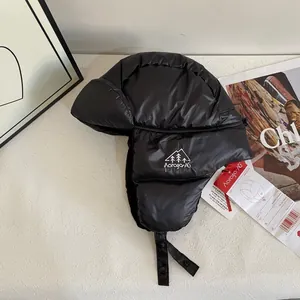 Colbacco invernale nero con paraorecchie e logo della montagna per vento e freddo