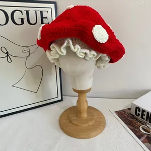 Dettaglio del cappello a fungo all'uncinetto con pois bianchi e bordo con volant