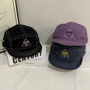Drei bunte 5-Panel-Camper-Caps mit Kontrastnähten und einer Dreiecksbestickung