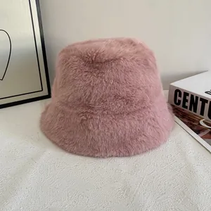 Pluche lichtroze bucket hat voor dames, warme wintermuts van zacht imitatiekonijnenbont