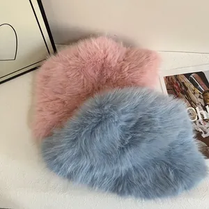 Vista detallada de sombreros de pescador de pelo sintético en rosa suave y azul niebla