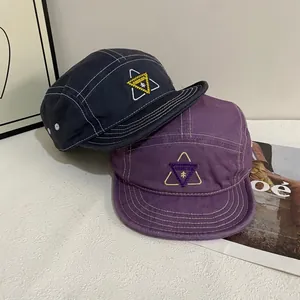 5-Panel Baseball-Caps in Dunkelgrau und Lila mit Kontrastnähten und Stickerei-Logo