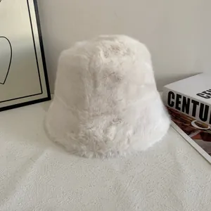 Detail van de zachte crème witte imitatiebont vissershoed met warme pluche textuur