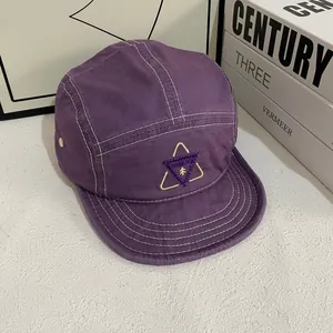 Lilane 5-Panel Canvas Camp Cap mit Kontrastnähten und Dreieck-Stickerei vorne