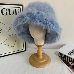 Gorro bucket de piel sintética azul claro para mujer con textura suave en soporte