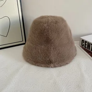 Pluche bucket hat van imitatiebont in donker camel, warme wintermuts voor dames