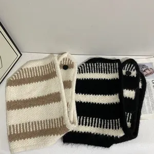 Écharpe à capuche rayée en maille pour femme avec tissu pelucheux chaud et bouton latéral